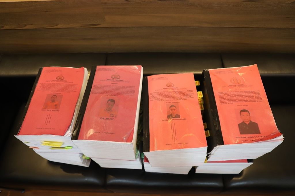 The four suspect files are in the names of Inspector General Ferdy Sambo, Bhayangkara Two Richard Eliezer Pudihang Lumiu, Chief Brigadier Ricky Rizal, and Strong Ma'ruf. The prosecutor's team is of the opinion that the four case files are incomplete in formal and material terms.