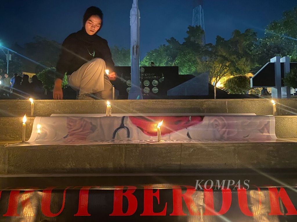  Mahasiswa Fakultas Kedokteran Universitas Diponegoro menyalakan lilin dan berdoa bersama di Lapangan Widya Puraya Undip, Senin (2/9/2024) malam. Dalam aksi itu, mereka menuntut agar kasus meninggalnya ARL (30), mahasiswi PPDS Anestesi Undip, yang diduga menjadi korban perundungan, diusut tuntas.