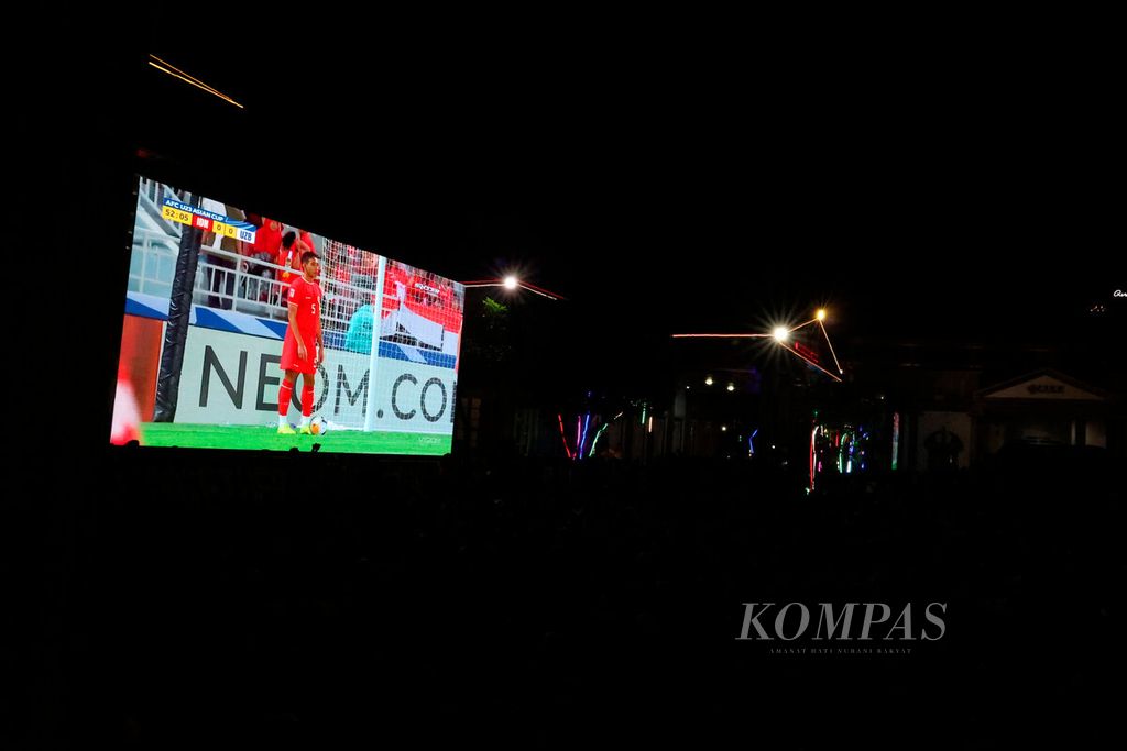 A screen showing the 2024 AFC U-23 Asian Cup match between Indonesia and Uzbekistan was displayed in front of the Semarang City Hall, Semarang City, Central Java on Monday (29/4/2024).