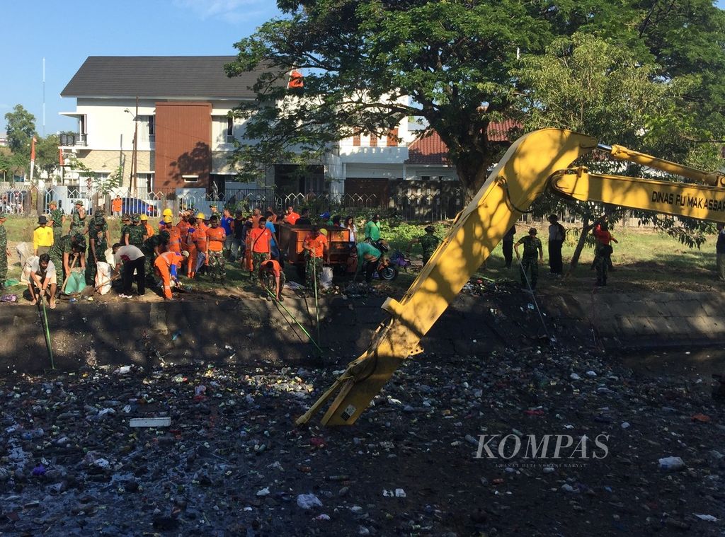 Aparat gabungan TNI dan Polri beserta masyarakat bekerja sama membersihkan sejumlah kanal di Makassar, Sulsel, beberapa waktu lalu. Kegiatan ini bagian dari program bersih-bersih kanal di seluruh wilayah Kodam Hasanuddin.