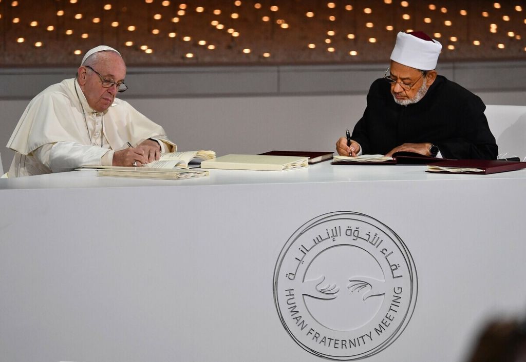 Paus Fransiskus (kiri) dan Imam Besar Al-Hikmah Mesir Sheikh Ahmed al-Tayeb (kanan) menandatangani dokumen selama Pertemuan Persaudaraan Manusia di Founders Memorial di Abu Dhabi pada 4 Februari 2019.  