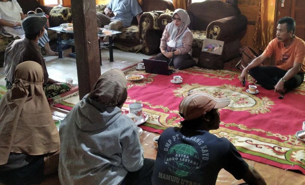Jaisa bersama komunitas adat dj Enrekang, Sulawesi Selatan. Di Enrekang terdapat 23 komunitas adat yang mendapat pengakuan melalui SK Buoati dan juga kawasan hutan adat yang ditetapkan melalui SK Menteri.
