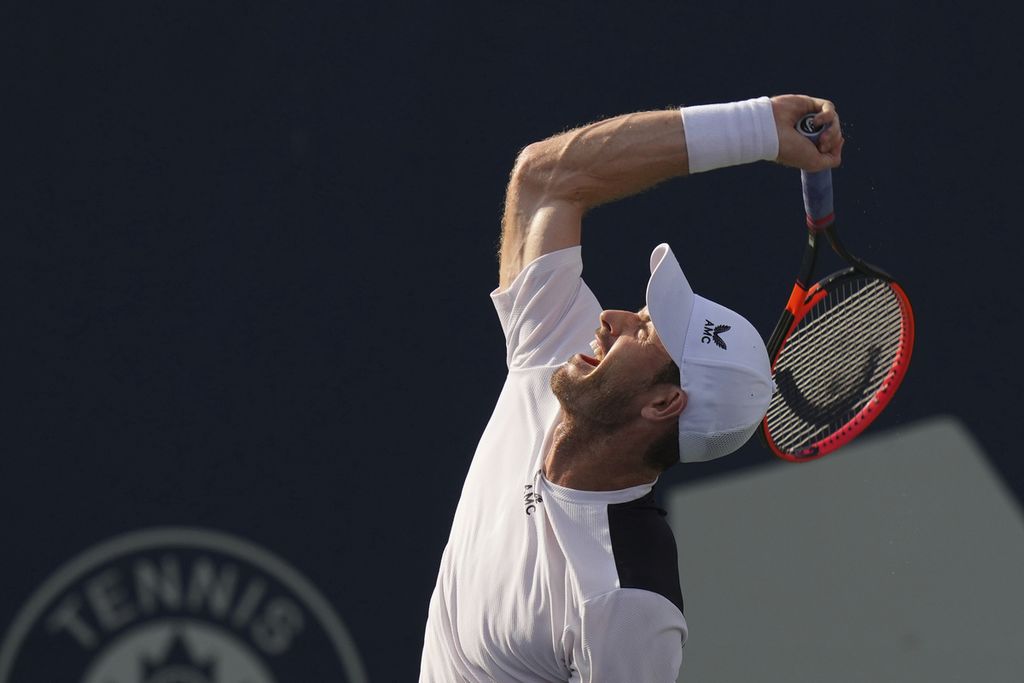 Petenis Inggris Andy Murray melakukan servis ke petenis Australia Max Purcell pada ATP Toronto, Rabu (9/8/2023) di Toronto, Kanada. Murray menang dengan skor 7-6 (2), 3-6, 7-5