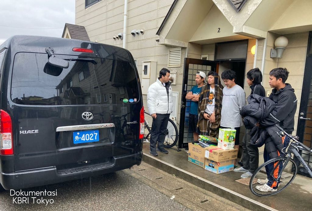 The Emergency Response Team of the Embassy of the Republic of Indonesia in Tokyo met with several Indonesian citizens affected by the earthquake in Ishikawa Prefecture on Saturday (6/1/2024). According to preliminary data, 95 Indonesian nationals have lost their homes as a result of the earthquake that struck the region.