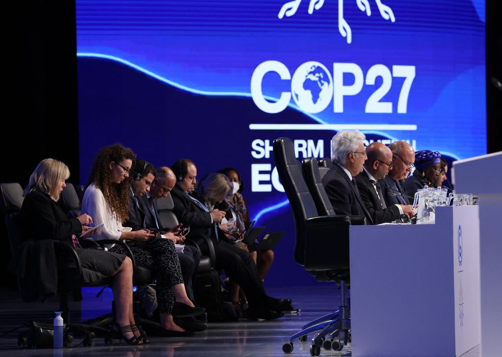 Menteri Luar Negeri Mesir Sameh Shukri memimpin sesi penutupan Konferensi Perubahan Iklim Ke-27 atau COP27 di Sharm el-Sheikh, Mesir, Minggu (20/112022).