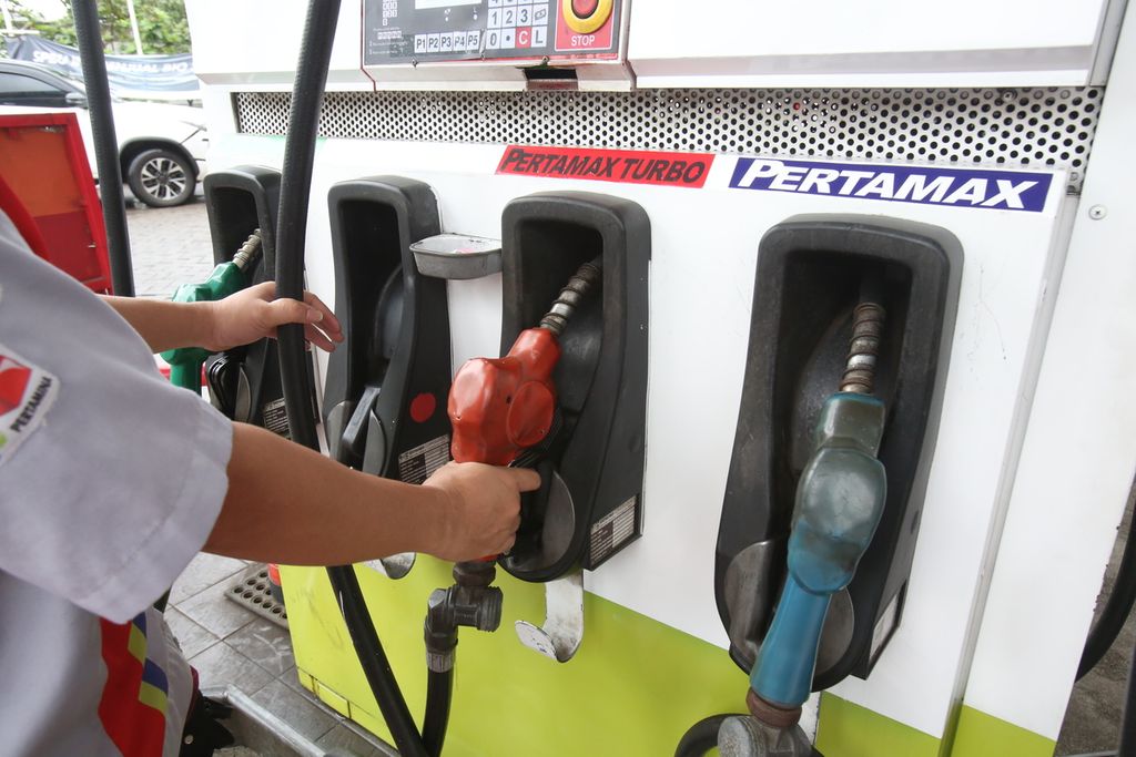 Petugas SPBU Coco Pertamina Nomor 31.131.01 melayani pembelian bahan bakar pertamax di Jalan Pramuka Raya, Jakarta, Sabtu (1/2/2020). 