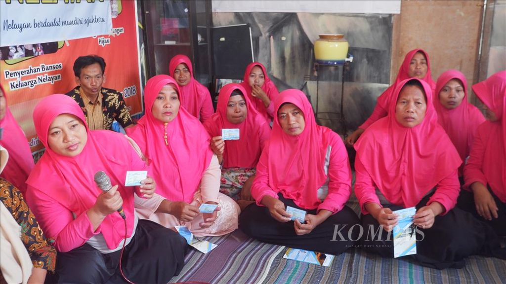 Sejumlah perempuan nelayan yang tergabung dalam komunitas Puspita Bahari di Kecamatan Bonang, Kabupaten Demak, Jawa Tengah, mendapat kartu asuransi nelayan dari Kementerian Kelautan dan Perikanan, Jumat (9/8/2019). 