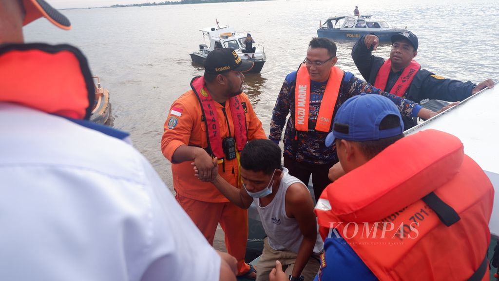 Officers assist survivors in the sinking of the Ladang Pertiwi 2 Motor Ship at Trisakti Harbor, Banjarmasin, South Kalimantan, Sunday (29/5/2022).