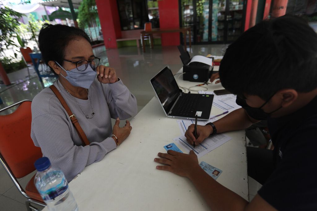 Petugas melayani warga lansia mengisi formulir registrasi sebelum menerima suntikan vaksinasi Covid-19 di RTPRA Rusun Benhil, Jakarta, Jumat (6/1/2023). 