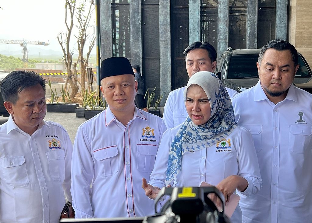 Presiden Joko Widodo menerima kunjungan pengurus Kamar Dagang dan Industri (Kadin) Kalimantan Timur (Kaltim) serta pengurus Himpunan Pengusaha Muda Indonesia (Hipmi) Kaltim di Istana Garuda, Kawasan Ibu Kota Nusantara (IKN), Selasa ( 30/7/ 2024). Pertemuan tersebut membahas beberapa isu penting terkait keterlibatan pengusaha lokal dalam proyek pembangunan IKN.