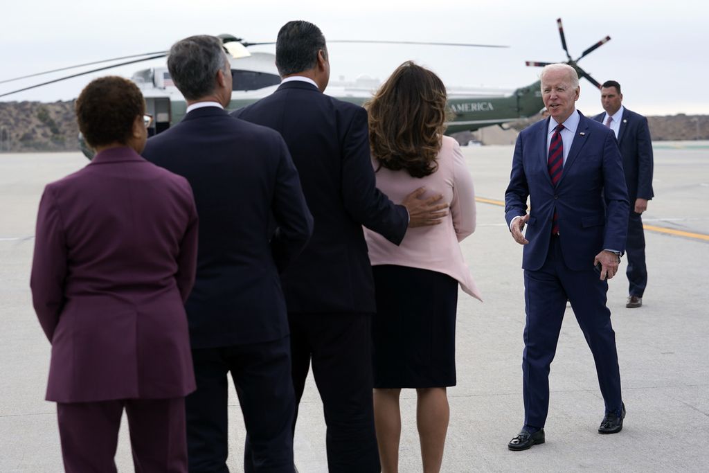 Presiden AS Joe Biden bertemu dengan (dari kiri ke kanan) anggota DPR AS dari Demokrat, Karen Bass; Wali Kota Los Angeles Eric Garcetti; serta Senator Demokrat Alex Padilla dan istrinya, Angela Padilla; setelah turun dari pesawat kepresidenan Air Force One di Bandar Udara Internasional Los Angeles, AS, Rabu (12/10/2022). 