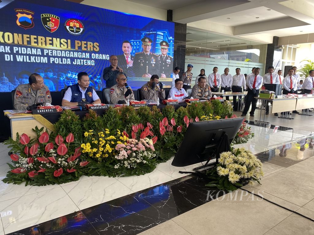 Suasana konferensi pers tindak pidana perdagangan orang di Polda Jateng, Senin (12/6/2023). Sebanyak 33 tersangka TPPO diringkus selama sepekan. Korban dari perbuatan mereka mencapai ribuan orang.