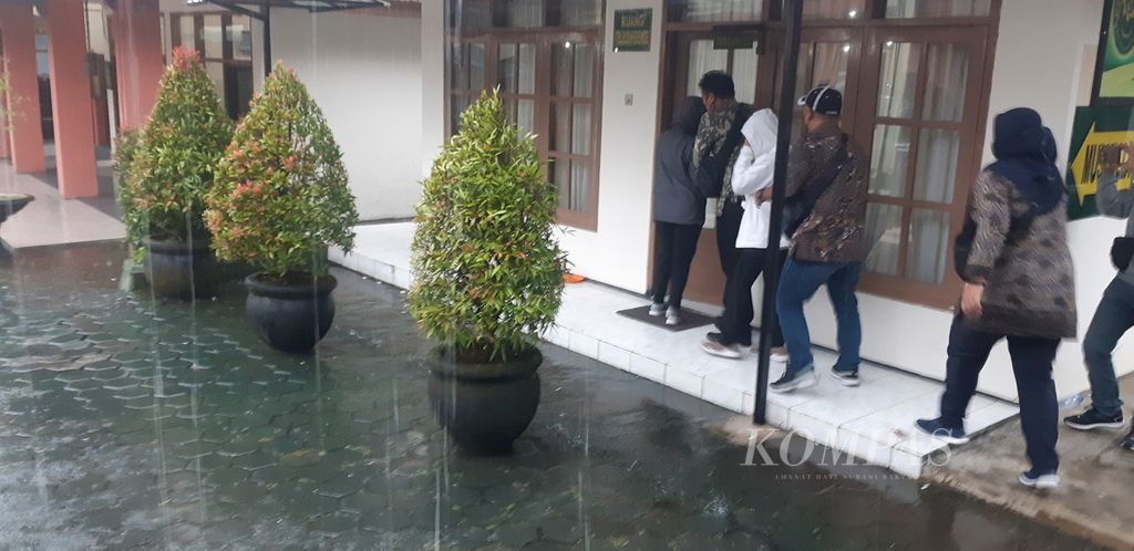 Saksi kasus dugaan pelecehan seksual di Sekolah Selamat Pagi Indonesia Kota Batu, berjalan memasuki ruang transit usai mengikuti sidang selama 6,5 jam, Rabu (09/03/2022) di Pengadilan Negeri Malang.