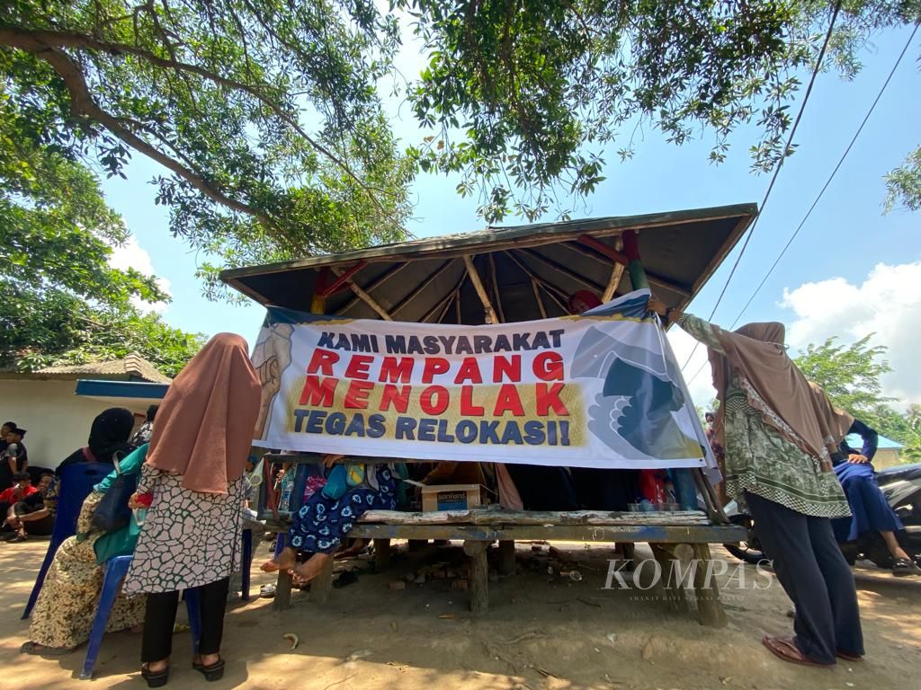 Warga dari 16 kampung di Pulau Rempang, Kecamatan Galang, Kota Batam, melakukan aksi tolak relokasi, Kamis (28/9/2023).