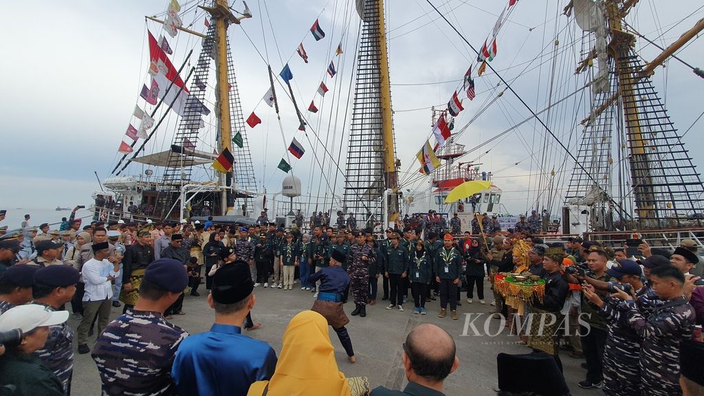 Para anggota laskar rempah dan taruna TNI AL awak KRI Dewaruci disambut saat bersandar di Pelabuhan Pelindo, Kota Dumai, Riau, Minggu (16/6/2024).