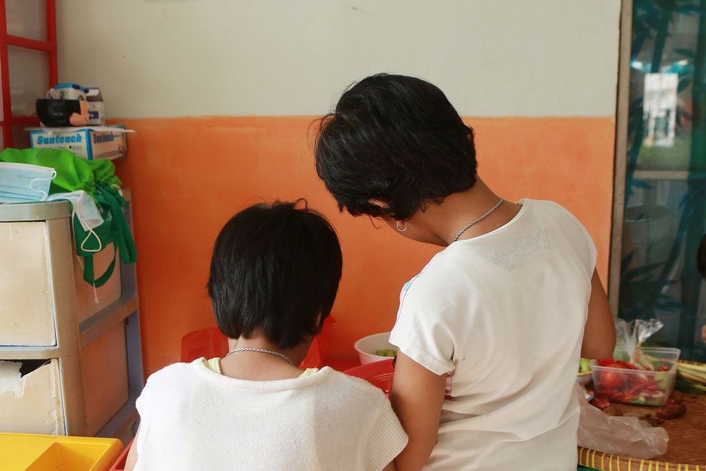 Anak dengan HIV/AIDS (ADHA) mengupas bawang di asrama Yayasan Vina Smart Era, Tambora, Jakarta Barat, Kamis (01/12/2022). Yayasan Vina Smart Era merupakan, yayasan yang memberikan pendampingan pada anak dengan HIV/AIDS (ADHA) sejak tahun 2007. Tak jarang orang atau anak dengan HIV dan AIDS didiskriminasi dan mendapat stigma negatif oleh masyarakat. 