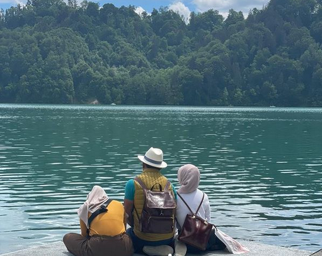 Foto yang diambil dari unggahan Instagram @ataliapr ini memperlihatkan kerelaan Gubernur Jabar Ridwan Kamil dan keluarga di tepi Sungai Aare melepas kepergian Emmeril Kahn Mumtadz. Emmeril atau Eril adalah anak sulung Ridwan Kamil yang hilang saat berenang di sungai itu, Kamis (26/5/2022).