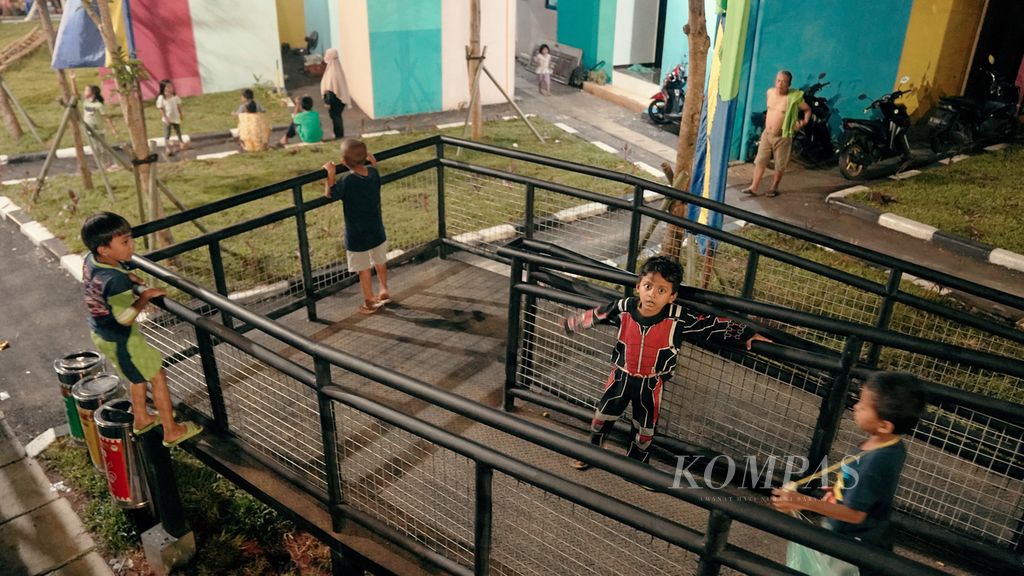 Anak-anak bermain di tangga masuk Kampung Gembira Gembrong, Cipinang Besar Utara, Jatinegara, Jakarta Timur, Senin (10/10/2022). 