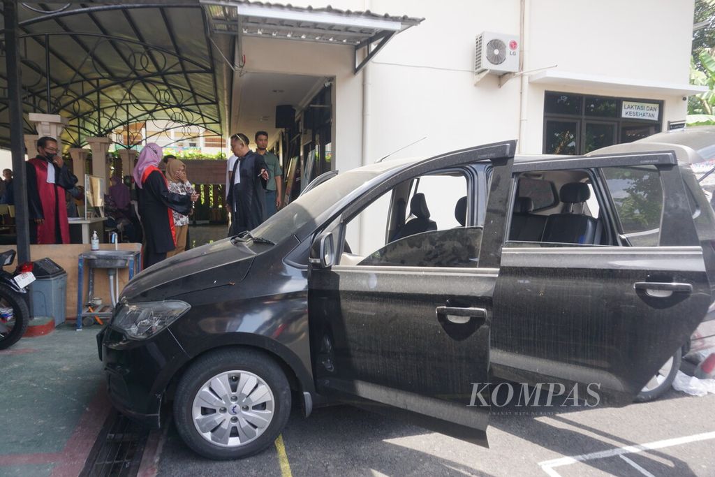 Hakim, jaksa, dan para saksi melihat barang bukti mobil yang dipakai Paryanto (korban) untuk menemui terdakwa Slamet Tohari (46). Sidang di Pengadilan Negeri Banjarnegara pada Selasa (3/10/2023) ini menghadirkan lima saksi.