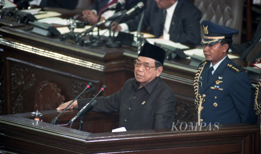 Presiden Abdurrahman Wahid menyampaikan pidato dalam Sidang Tahunan MPR/DPR di gedung MPR/DPR Jakarta (16/8/2000).