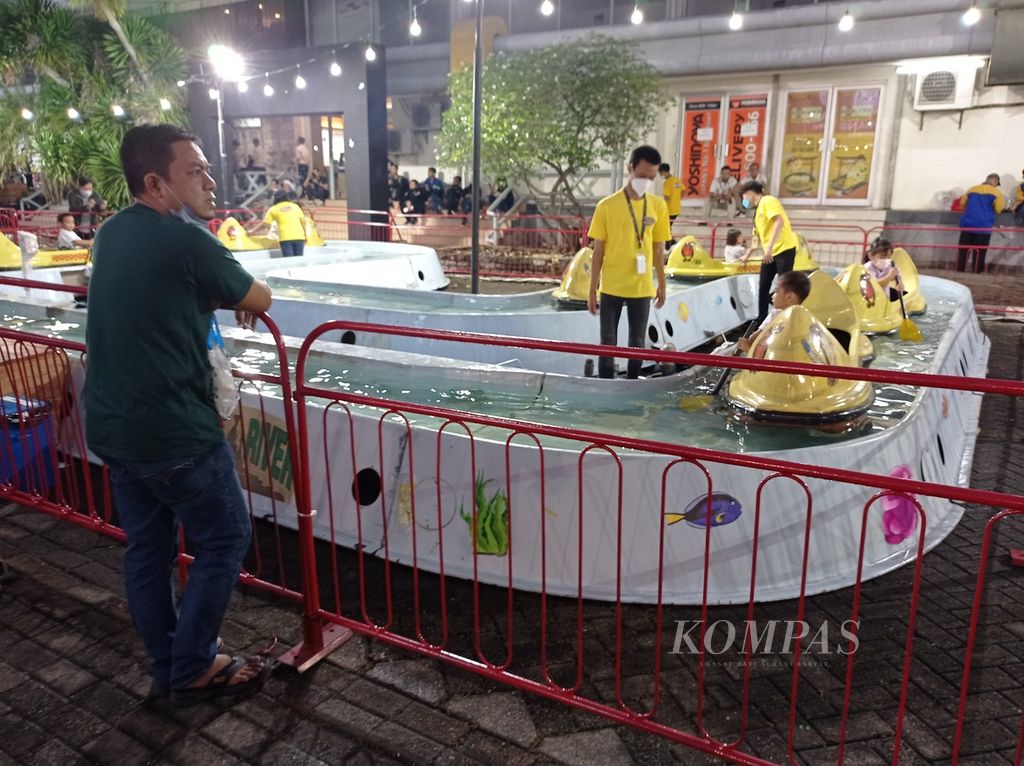 Pengunjung bermain di Jakarta Fair Kemayoran atau Pekan Raya Jakarta di Jakarta International Expo, Kemayoran, Jakarta, Kamis (9/6/2022).