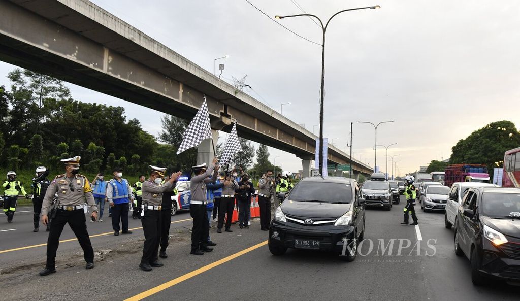 Rekayasa lalu lintas satu arah (<i>one way</i>) mulai diberlakukan di Kilometer 47 Jalan Tol Jakarta-Cikampek di Karawang, Jawa Barat, Kamis (29/4/2022) pukul 17.30 WIB. 