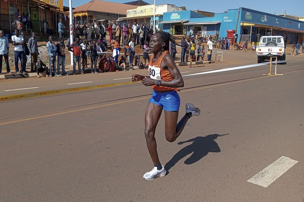 Pelari Uganda, Rebecca Cheptegei, dalam maraton di Kapchorwa, Uganda, pada Januari 2023.