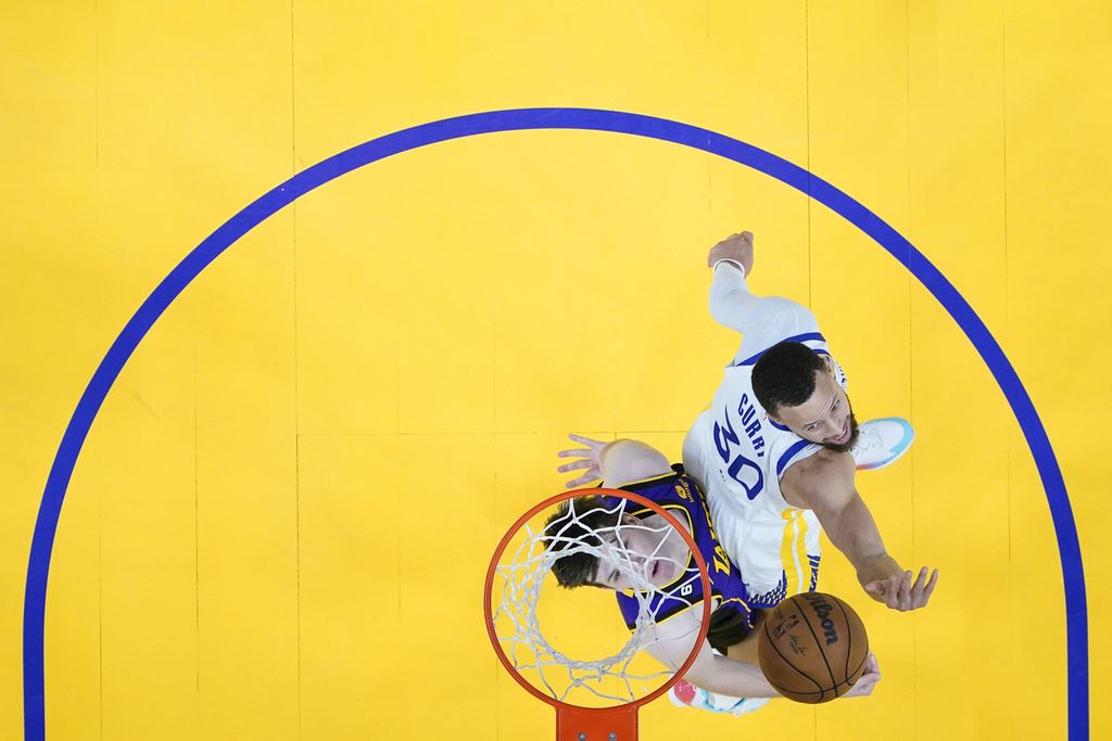 Bintang Golden State Warriors, Stephen Curry (kanan), berupaya menghadang pemain Los Angeles Lakers, Austin Reaves, pada laga gim kedua semifinal Wilayah Barat NBA di San Francisco, AS, Jumat (5/5/2023). Warriors menang, 127-100.