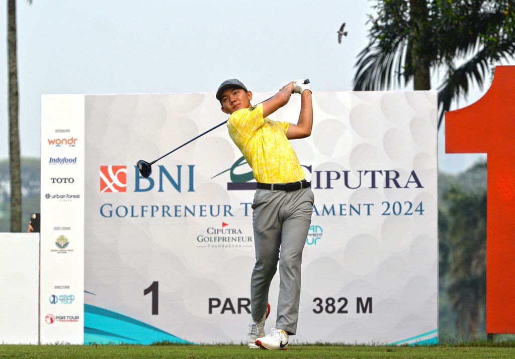 Pegolf Indonesia, Jonathan Xavier Hartono, memukul bola pada hari ketiga BNI Ciputra Golfpreneur Tournament 2024, Jumat (23/8/2024) di Tangerang Selatan.