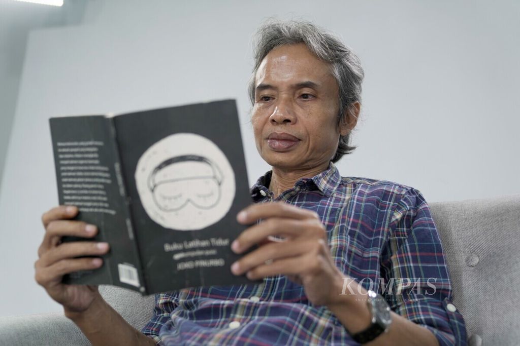 Joko Pinurbo, penyair terkemuka Indonesia, mengunjungi Redaksi <i>Kompas</i> di Menara Kompas, Jakarta, Jumat (28/6/2019). Joko membacakan salah satu puisi favorit yang pernah ia buat berjudul Kamus Kecil di dalam <i>Buku Latihan Tidur</i>. 