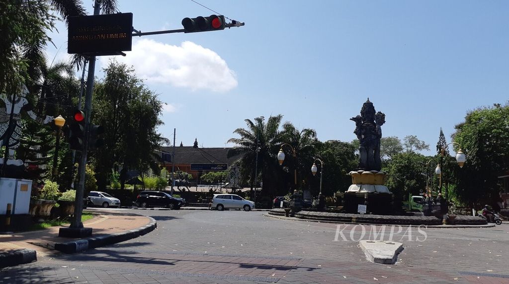 Patung Catur Muka menjadi tengara Kota Denpasar, yang berada di dekat Titik Nol Kilometer Kota Denpasar. Suasana di kawasan persimpangan Patung Catur Muka Kota Denpasar, Senin (12/9/2022).