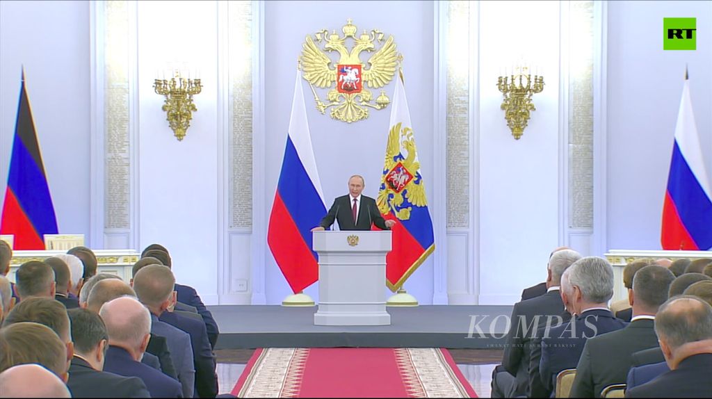Dalam tangkapan layar dari siaran langsung Russia Today pada Jumat (30/9/2022) ini, Presiden Rusia Vladimir Putin berpidato sebelum meresmikan pencaplokan empat wilayah Ukraina oleh Rusia.
