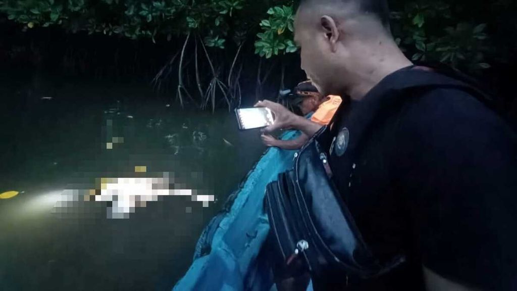 Anggota Polsek Tampo Polres Muna, Sulawesi Tenggara, memeriksa penemuan mayat yang kondisinya tidak utuh, Kamis (13/7/2023) malam. Polisi akan melakukan otopsi untuk memastikan identitas dan penyebab meninggalnya korban.