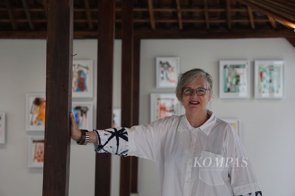 Seniman Mella Jaarsma berfoto di dekat karyanya yang dipamerkan dalam ajang pameran seni Artjog di Jogja National Museum, Yogyakarta, Jumat (14/7/2023).