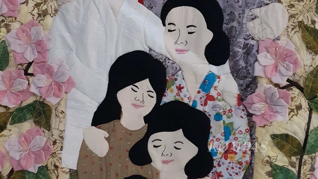 Karya dari perca kain berjudul "Someone is Looking After You" karya Jane Kurniadi di Gedung DPRD Kota Malang, Jatim, Sabtu (26/11/2022).