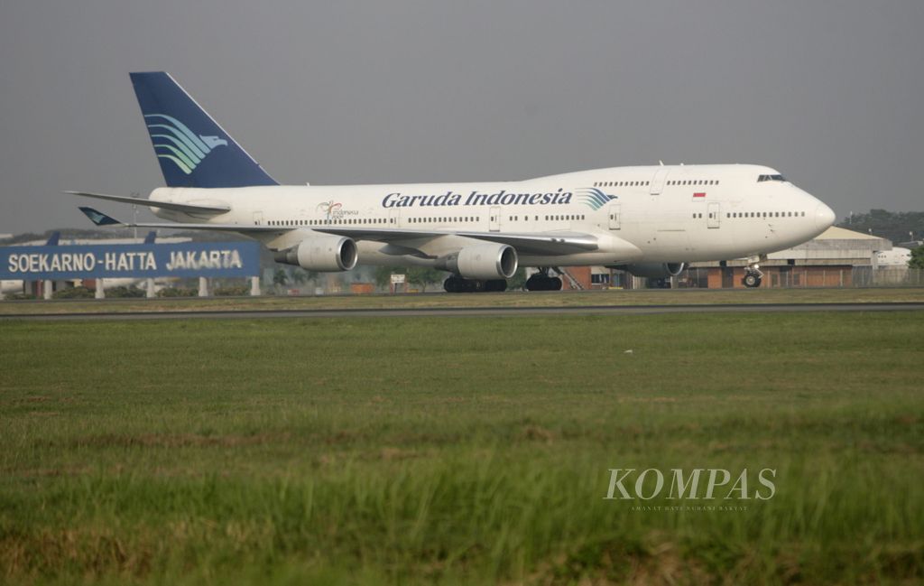 Pesawat Boeing 747 milik maskapai Garuda Indonesia yang melayani rute internasional bersiap lepas landas di landas pacu Bandara Internasional Soekarno-Hatta, Tangerang, Rabu (15/7/2009).  Uni Eropa telah mencabut larangan terbang bagi empat maskapai penerbangan Indonesia, termasuk maskapai nasional Garuda. Pencabutan larangan yang didasarkan pada perbaikan standar keselamatan terbang secara signifikan itu memungkinkan empat maskapai Indonesia untuk melayani kembali jasa penerbangan ke benua Eropa.
