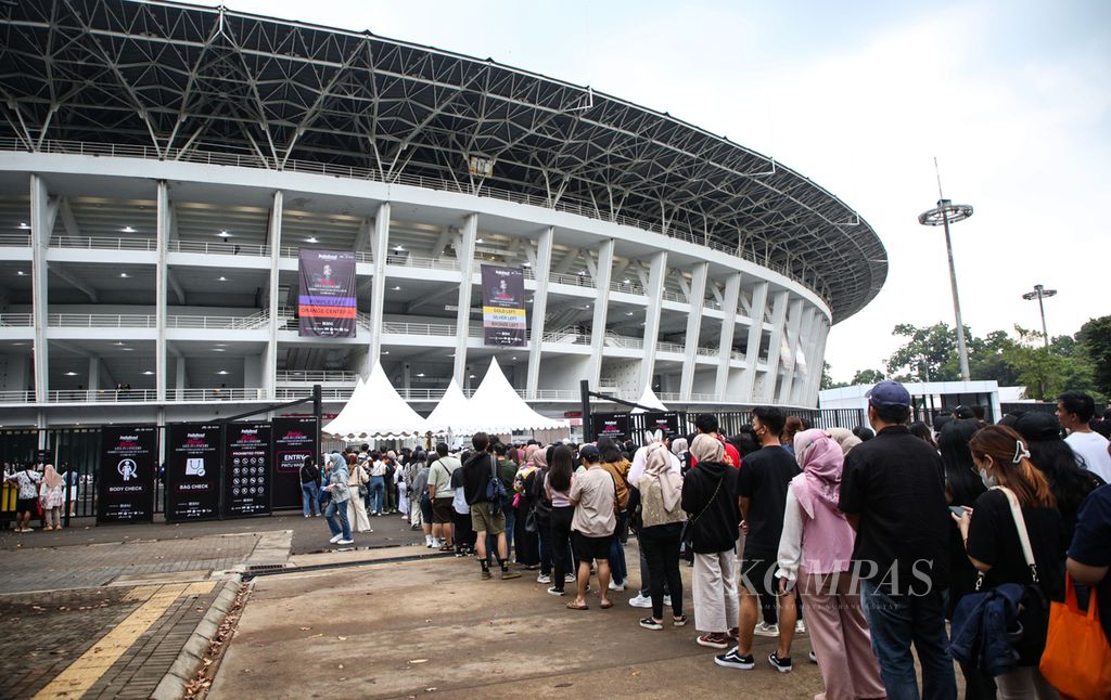 Antrean pengunjung yang hendak menyaksikan Raisa Live in Concert di Stadion Utama Gelora Bung Karno, Jakarta, Sabtu (25/2/2023). SERIAL URBAN