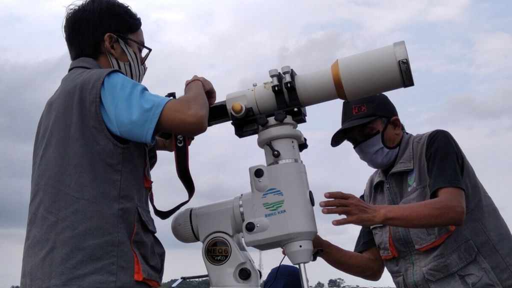 Pengamat BMKG Stasiun Geofisika Kelas III Malang mengamati gerhana matahari cincin sebagian di Bendungan Ir Sutami, Karangkates, Kabupaten Malang, Jawa Timur, Minggu (21/6/2020).