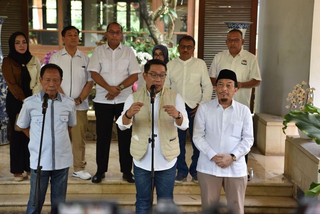 Pasangan calon gubernur Jakarta Ridwan Kamil (tengah) dan calon wakil gubernur Suswono (kanan) bersama mantan Gubernur Jakarta Sutiyoso (kiri) memberikan keterangan kepada media seusai kunjungan di Museum Bang Yos, Bekasi, Kamis (12/9/2024).