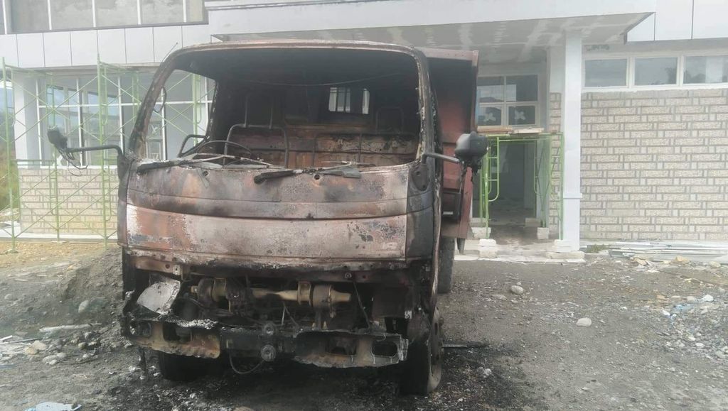 Kelompok kriminal bersenjata membakar truk untuk pembangunan puskesmas di Distrik Bibida, Kabupaten Paniai, Papua, Sabtu (20/8/2022).