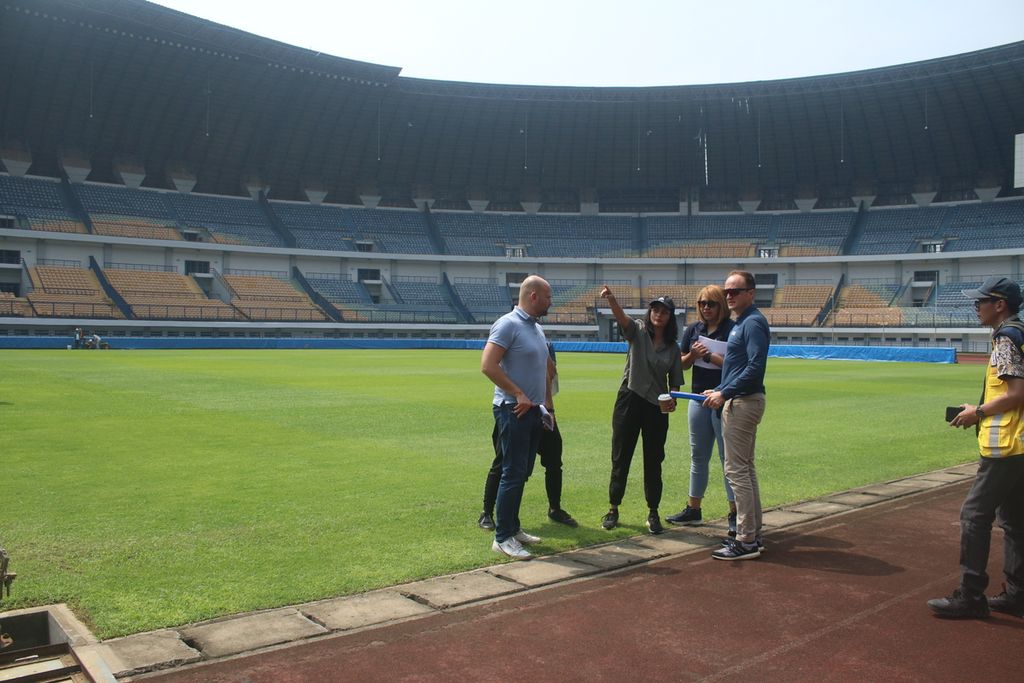 The FIFA team inspects Gelora Bandung Lautan Api Stadium, Bandung City, West Java, Friday (24/3/2023). This stadium is one of the training arenas for players who will compete in the U-20 World Cup.