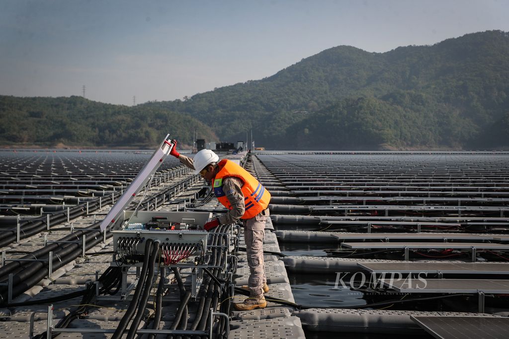 Teknisi memeriksa proyek PLTS Cirata di Purwakarta, Jawa Barat, 26 September 2023. Pemanfaatan tenaga surya untuk menghasilkan listrik merupakan bagian dari upaya mengurangi emisi karbon dioksida, gas penyebab pemanasan global. 