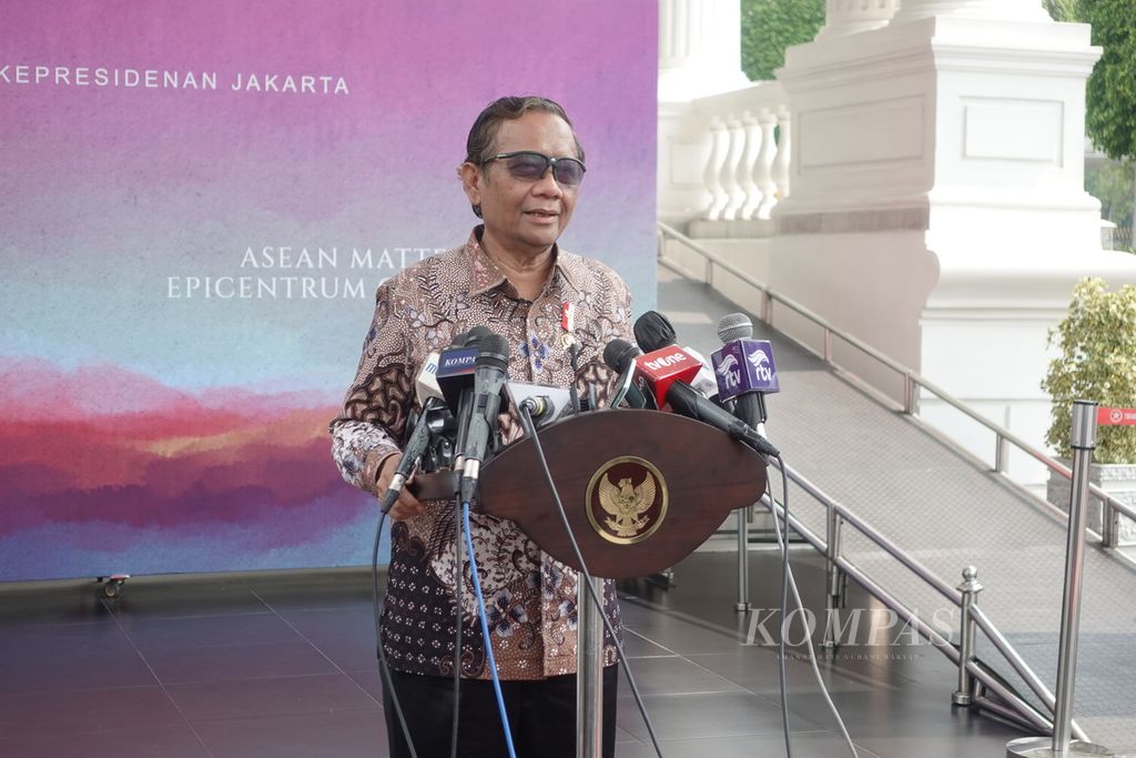 Pelaksana Tugas Menteri Komunikasi dan Informatika Mahfud MD saat menjawab pertanyaan awak media di Kompleks Istana Kepresidenan Jakarta, Senin (22/5/2023).