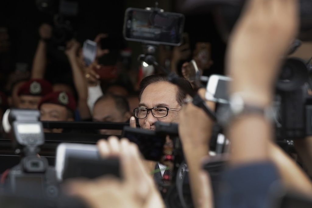 Para wartawan mengangkat telepon pintar mereka untuk merekam gambar ikon reformasi Malaysia, Anwar Ibrahim (tengah), setelah ia keluar dari sebuah rumah sakit di Kuala Lumpur, Malaysia, 16 Mei 2018. 