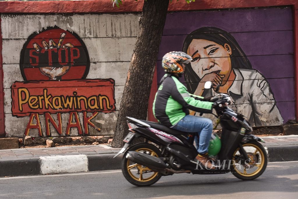 Mural bertemakan penolakan terhadap perkawinan anak menghiasi dinding tembok pembatas antara rel kereta api dan jalan raya di Jalan Bekasi Timur, Jakarta Timur, Sabtu (28/9/2019). 