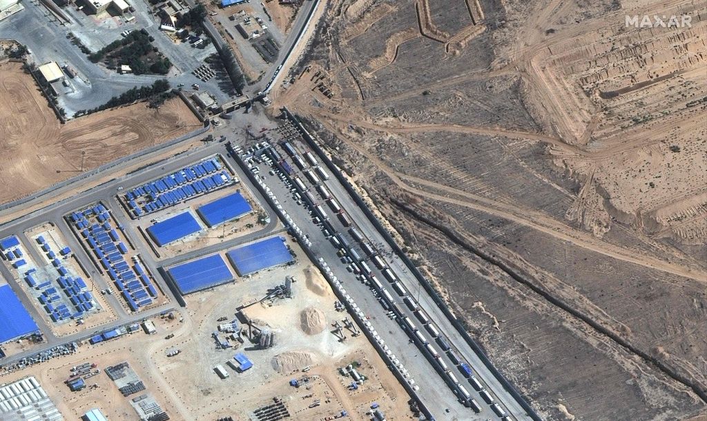 Foto citra satelit Maxar Technologies yang diambil pada Jumat (20/10/2023) memperlihatkan pemandangan dari udara truk-truk pengangkut bantuan mengantre panjang di perbatasan Rafah wilayah Mesir, menunggu izin masuk Jalur Gaza. 