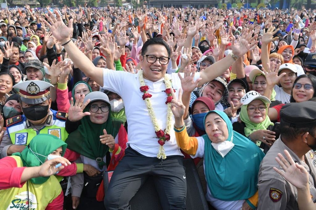 Ketua Umum PKB Muhaimin Iskandar berada di tengah-tengah kerumunan warga dalam acara Konser Kebangsaan bersama band Kotak di Alun-Alun Kota Tangerang, Banten (12/6/2022).