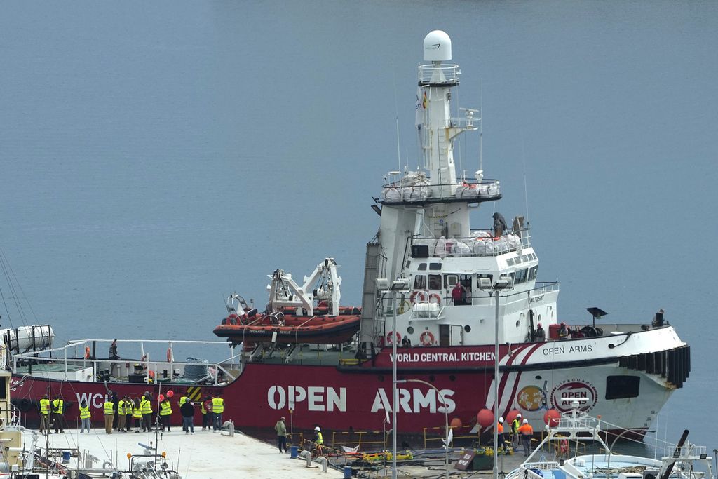 Kapal milik kelompok bantuan kemanusiaan asal Spanyol, Open Arms, tiba di Pelabuhan Larnaca, 17 Maret 2024, setelah memasok 200 ton bantuan ke Gaza. 