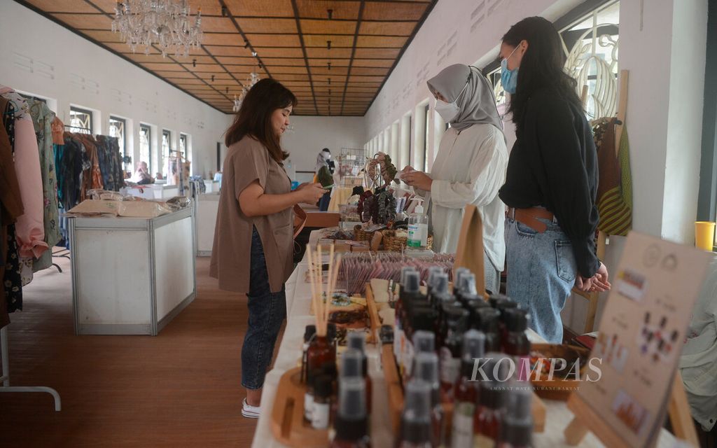 Pengunjung melihat produk dari peserta pameran Local Brand Pop Up Market yang diselenggarakan di Gedung Koperasi Batik, Kota Semarang, Jawa Tengah, Sabtu (5/2/2022). Pameran produk ini sebagian besar pelaku dan konsumennya merupakan anak muda dengan berbagai macam kreasinya. 