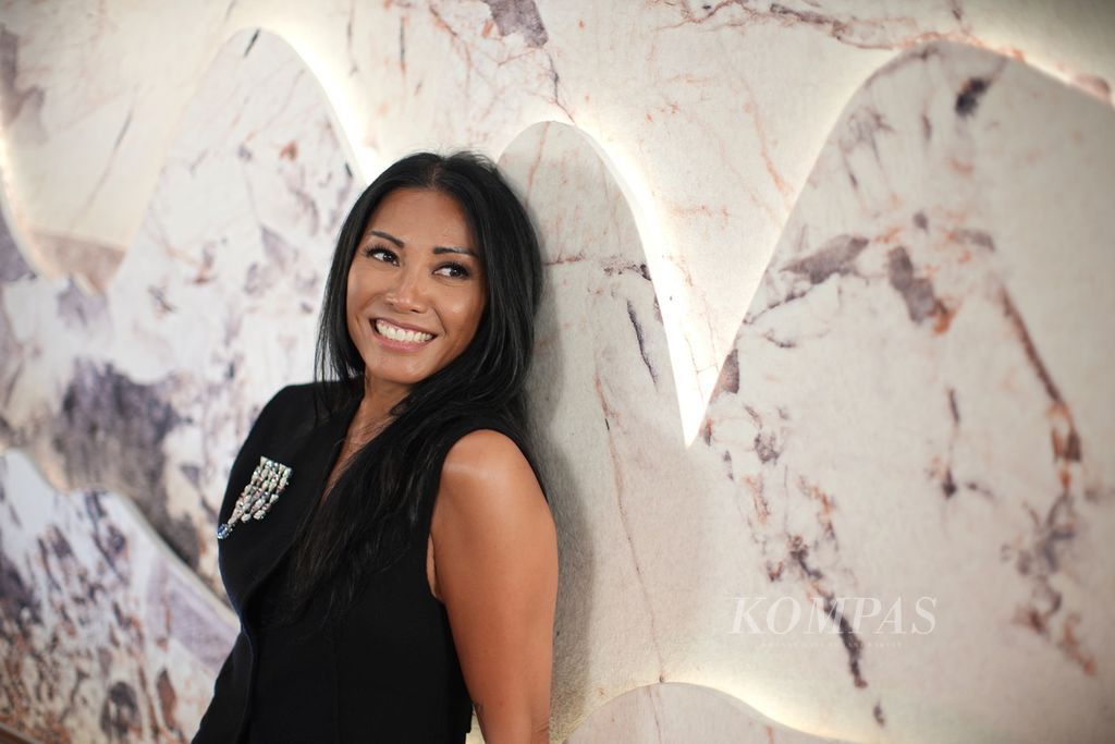 Anggun C Sasmi dalam sesi pemotretan setelah jumpa pers persiapan konsernya di Kementerian Pariwisata dan Ekonomi Kreatif, Jakarta, Senin (22/7/2024). Anggun akan menggelar konser tunggal bertajuk #enchantingANGGUN<i></i>di Jakarta Convention Center Plenary Hall, Jakarta, 28 Juli 2024.